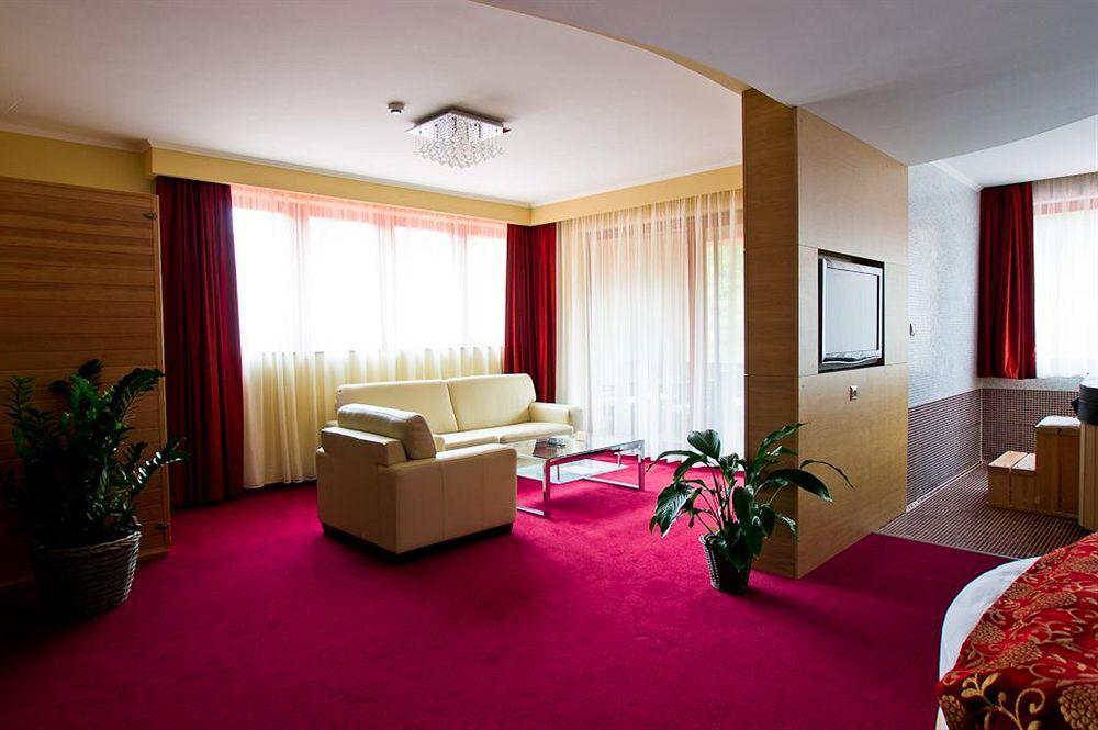 Erdospuszta Club Hotel Fenyves ديبريتْسين المظهر الخارجي الصورة