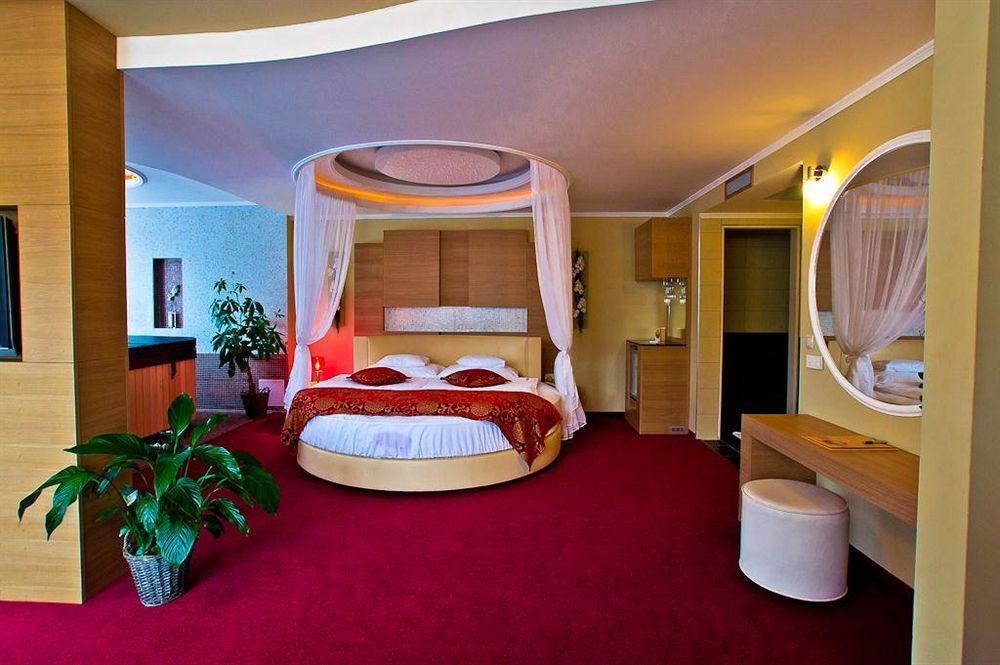 Erdospuszta Club Hotel Fenyves ديبريتْسين المظهر الخارجي الصورة