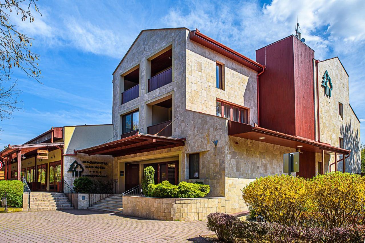 Erdospuszta Club Hotel Fenyves ديبريتْسين المظهر الخارجي الصورة