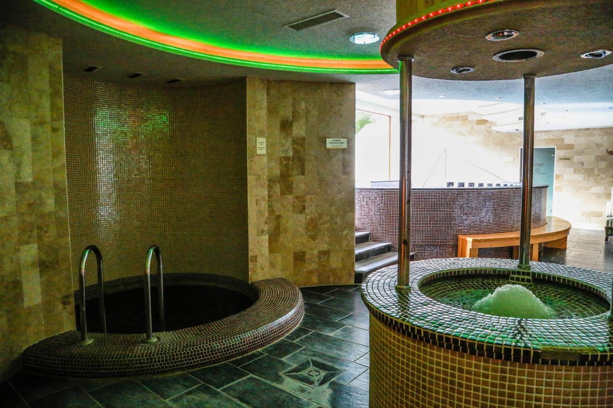 Erdospuszta Club Hotel Fenyves ديبريتْسين المظهر الخارجي الصورة