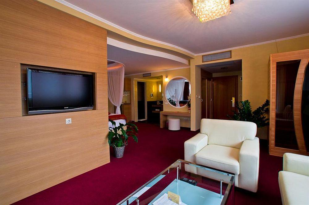 Erdospuszta Club Hotel Fenyves ديبريتْسين المظهر الخارجي الصورة