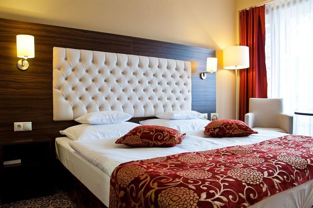 Erdospuszta Club Hotel Fenyves ديبريتْسين المظهر الخارجي الصورة