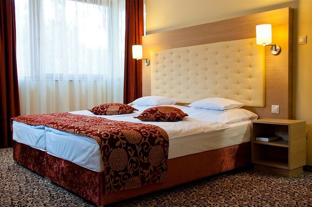 Erdospuszta Club Hotel Fenyves ديبريتْسين المظهر الخارجي الصورة